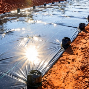 赤泥路基为何需要铺设土工膜