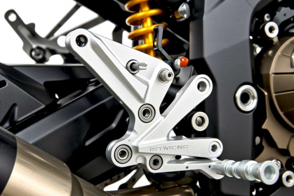 摩托车行业后摇臂轴承座CNC加工